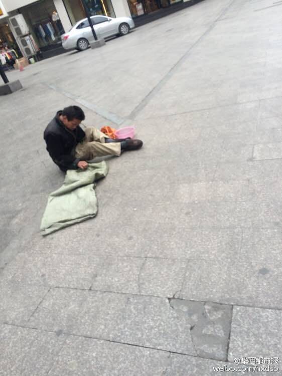 乞丐去理财(乞丐去存钱被看不起不料下一秒拿出十亿)